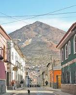 Calle de Potosí con el Cerro Rico al fondo